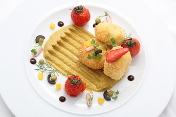 Mashed peas with cheese and tomatoes