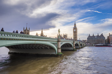 Fototapety  Westminster Bridge, Houses of Parliament i Big Ben z pięknym niebem o zachodzie słońca - Londyn, Wielka Brytania