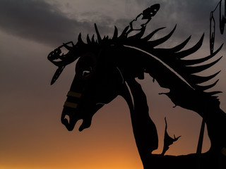 Horse head sculpture at sunset © Pierrette Guertin