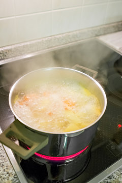 Kochendes Wasser in einem Kochtopf