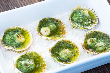 Baked  scallops with herb buter