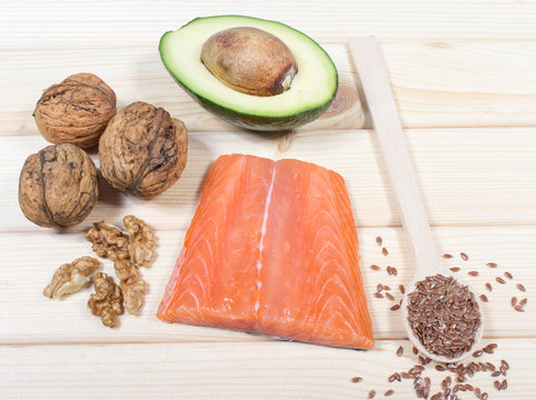 Sources of omega 3 fatty acids: flaxseeds, avocado, salmon and walnuts