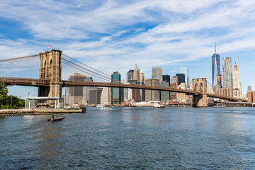 Fototapeta premium NOWY JORK - 22 SIERPNIA: Widok na Most Brookliński w lecie d