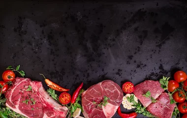 Papier Peint photo Lavable Viande Steaks de viande crue sur fond sombre prêts à rôtir