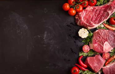 Photo sur Plexiglas Viande Steaks de viande crue sur fond sombre prêts à rôtir