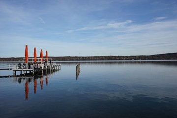 Obraz premium Wasserspiegelung - Steg im Starnberger See im Winter