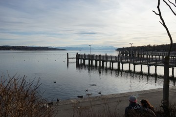 Junges Paar am Starnberger See im Winter 