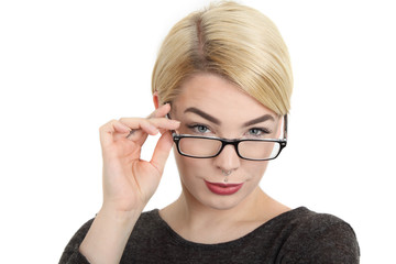 junge Frau mit Lesebrille