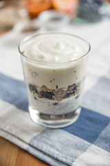 Joghurt mit Müsli und Früchten 