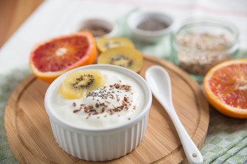 Joghurt mit Müsli und Früchten 