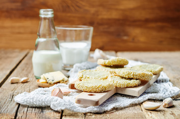 Garlic cheese, blue cheese crackers with sesame seeds