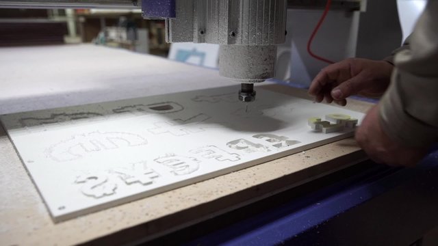 Milling cutting machine makes currency sings