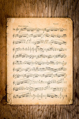 Obraz premium Old music notes on old table