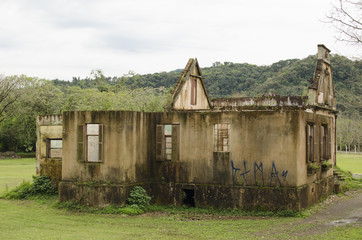 разрушенный дом