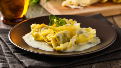 Tortelloni mit Käsesauce - tortellinis with cheese sauce