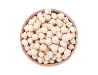 Зерна нута в деревянной тарелке, изолированный на белом фоне, вид сверху
