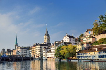 Fototapeta na wymiar スイス　リマト川とチューリッヒの町並み