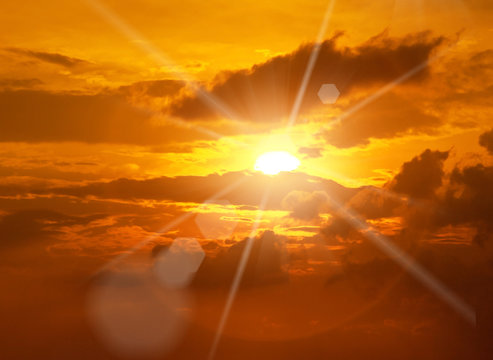 Fototapeta Fototapeta Piękny spokojny zachód słońca - jasne słońce, żółte promienie z widokiem