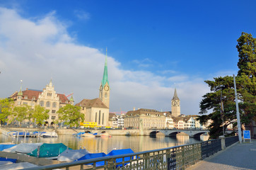 スイス　チューリッヒのリマト川と街並み