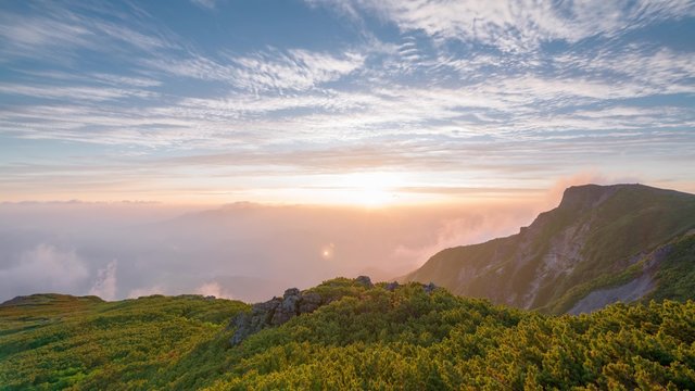 桂月岳からみた黒岳の御来光と朝陽に染まる雲のタイムラプス