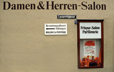 Friseursalon mit Schildern Lazarettgasse und Bestattungsinstitut