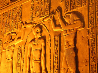 altägyptische Götter Ptah und Horus segnen den Pharao - Relief