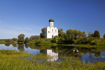Fototapeta na wymiar Church of the Intercession on the river Nerl