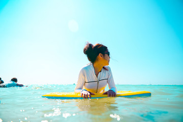 海でボディーボードをしている女性