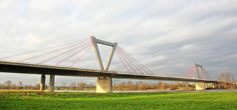Die neue Rheinbr&uuml;cke am Flughafen in D&uuml;sseldorf. 