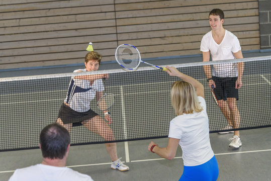 Action beim Mixed-Doppel im Badminton