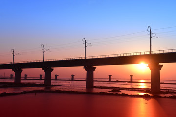 Obraz na płótnie Canvas The sea of the railway bridge