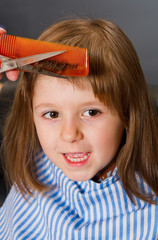 Obrazy na Szkle  mała dziewczynka u fryzjera