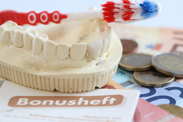 Bonusheft mit Gipsabdruck und Geld
