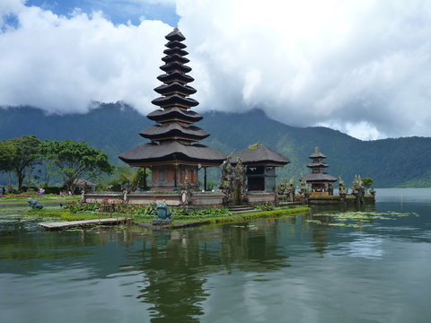 wunderschöner Wassertempel Pura Ulun Danu im Bratan See gelegen, Bali, Indonesien