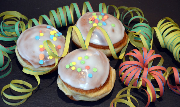 Krapfen im Party Outfit