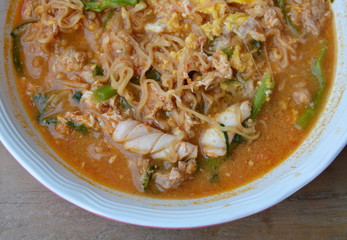 instant noodle sukiyaki soup in bowl