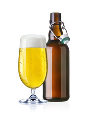 Bierglas und Bierflasche