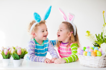 Obraz na płótnie Canvas Kids celebrating Easter at home