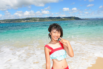 南国沖縄のビーチで遊ぶ女の子