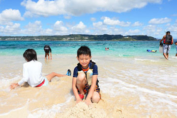 海辺で寛ぐ笑顔の男の子
