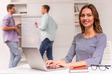 Obraz premium Young successful team working