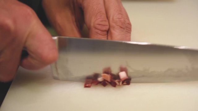 Tagliare il prosciutto crudo a dadini