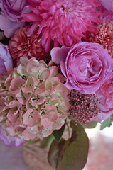 アジサイとバラのフラワーアレンジメント