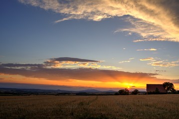 Stoppelfeld im Abendhimmel