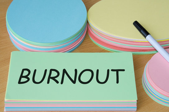 Burnout - abstrakt auf Moderationskarte geschrieben