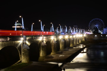 Pont Wilson à tours la nuit