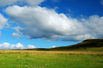 Obraz premium huge cloud over scottish landscape