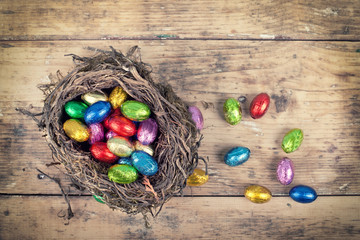 bunte Ostereier im Osternest
