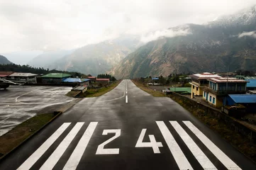 Papier Peint photo autocollant Aéroport Dangerous Airport Strip - Lukla - Nepal