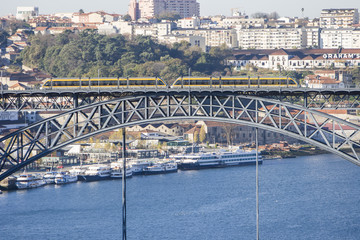 Obraz premium Eine Ubahn fährt über die Brücke Ponte de Dom Luis I, von Porto zu dem Stadtteil Vila Nova de Gaia, Porto, Portugal, Europa